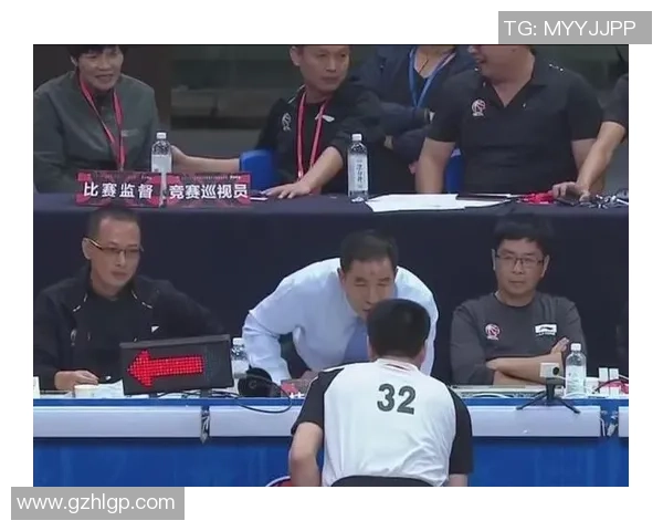 上海篮球队意识争议引发热议球迷对战术与团队合作的看法碰撞